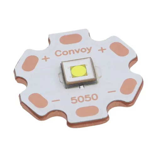 Svítilna Convoy L21B s LED F45R, světelný výkon 2760 lumenů a dosvit přibližně 1360 m, s teplotou světla 4000 K.